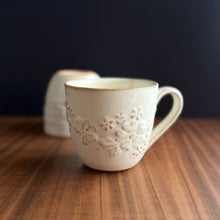 Load image into Gallery viewer, mashiko botanical mug - white