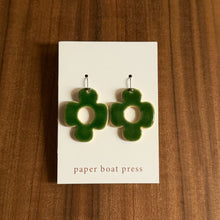 Load image into Gallery viewer, flower pop earrings