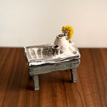 Load image into Gallery viewer, illy's wall vase table