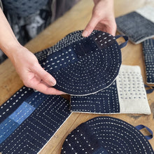 Load image into Gallery viewer, sashiko pot holders CIRCLE