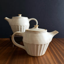 Load image into Gallery viewer, scalloped-edge teapot - white