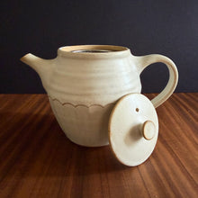 Load image into Gallery viewer, scalloped-edge teapot - white