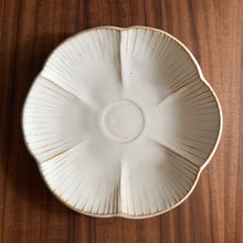Load image into Gallery viewer, hinageshi flower cup & saucer set - white