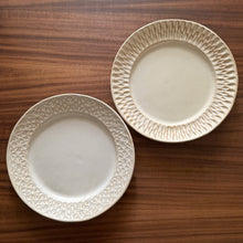 Load image into Gallery viewer, border pattern round plates - white