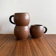Load image into Gallery viewer, porcelain curve mug - brown