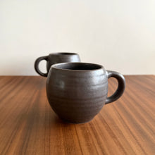 Load image into Gallery viewer, porcelain curve mug - black