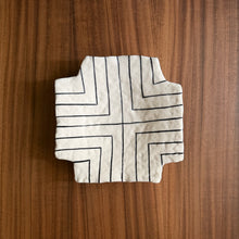 Load image into Gallery viewer, lines & corners plate - white