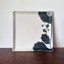 Load image into Gallery viewer, Momoko Otani OM15 - black flower square dish large