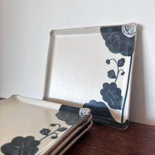 Load image into Gallery viewer, Momoko Otani OM15 - black flower square dish large