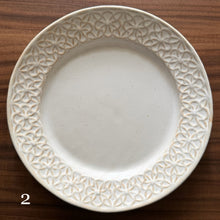 Load image into Gallery viewer, border pattern round plates - white