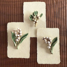 Load image into Gallery viewer, Ceramic lily brooches
