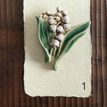 Load image into Gallery viewer, Ceramic lily brooches
