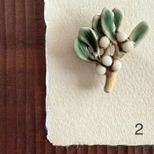 Load image into Gallery viewer, Ceramic lily brooches
