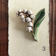 Load image into Gallery viewer, Ceramic lily brooches
