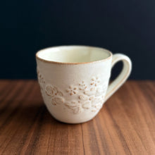 Load image into Gallery viewer, mashiko botanical mug - white
