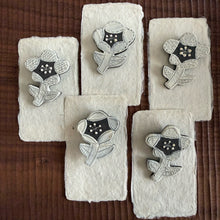 Load image into Gallery viewer, Ceramic black and white flower brooches
