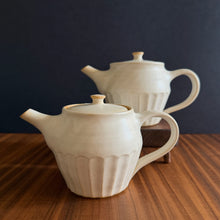 Load image into Gallery viewer, scalloped-edge teapot - white
