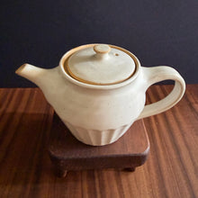 Load image into Gallery viewer, scalloped-edge teapot - white
