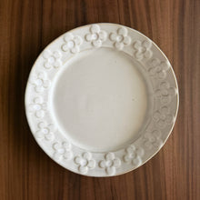 Load image into Gallery viewer, flower border round plate - white
