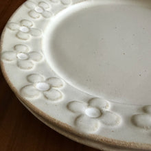Load image into Gallery viewer, flower border round plate - white
