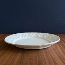 Load image into Gallery viewer, flower border round plate - white
