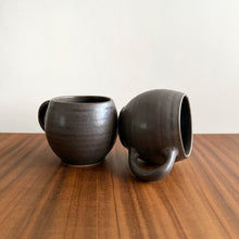 Load image into Gallery viewer, porcelain curve mug - black
