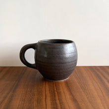 Load image into Gallery viewer, porcelain curve mug - black
