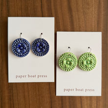 Load image into Gallery viewer, flower plate hanging earrings
