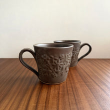 Load image into Gallery viewer, mashiko wild garden mug - cocoa
