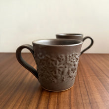 Load image into Gallery viewer, mashiko wild garden mug - cocoa
