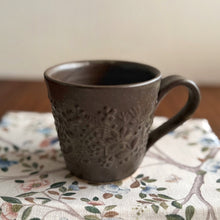 Load image into Gallery viewer, mashiko wild garden mug - cocoa
