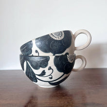 Load image into Gallery viewer, Momoko Otani OM16 - black flower mug short
