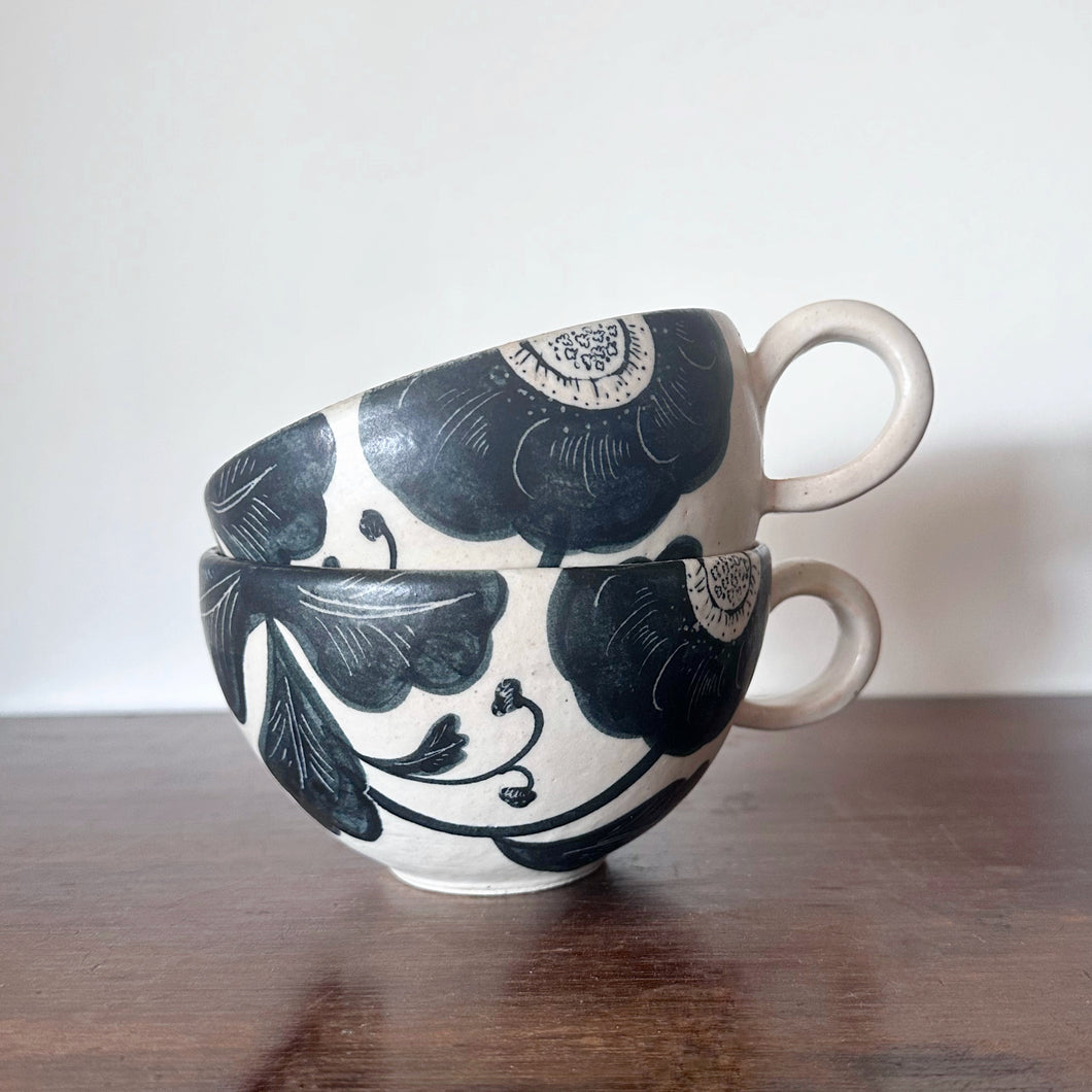 Momoko Otani OM16 - black flower mug short