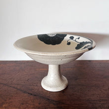 Load image into Gallery viewer, Momoko Otani OM25 - black flower footed dish
