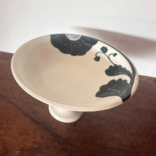 Load image into Gallery viewer, Momoko Otani OM25 - black flower footed dish
