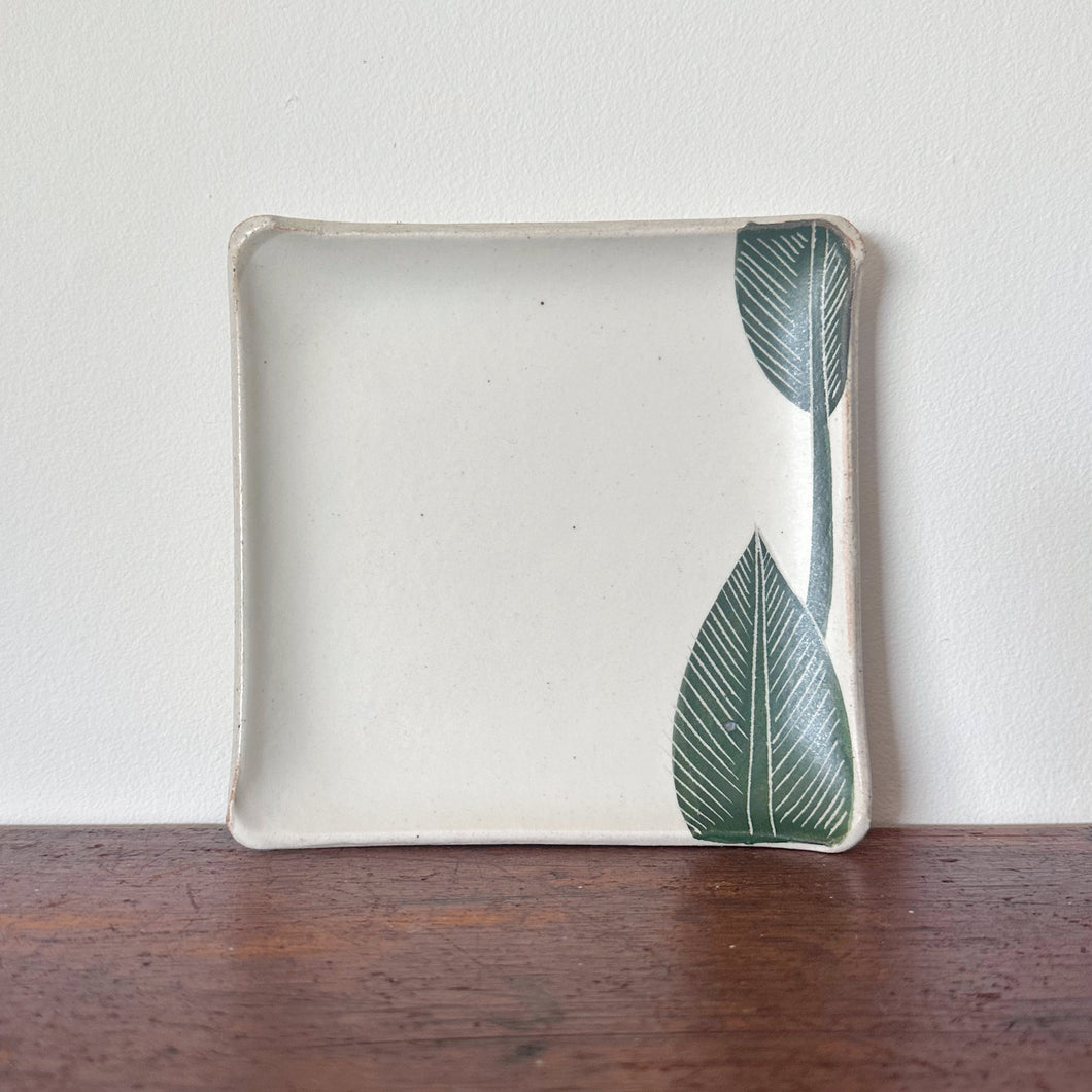 Momoko Otani OM3 - banana leaf rimmed square plate