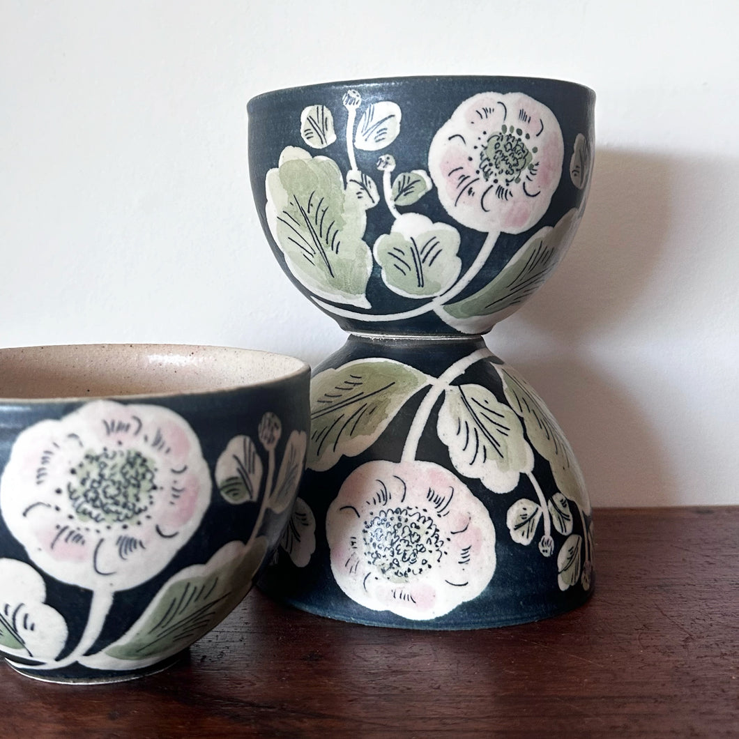 Momoko Otani OM8 - pink chrysanthemum black bowl