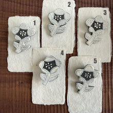 Load image into Gallery viewer, Ceramic black and white flower brooches
